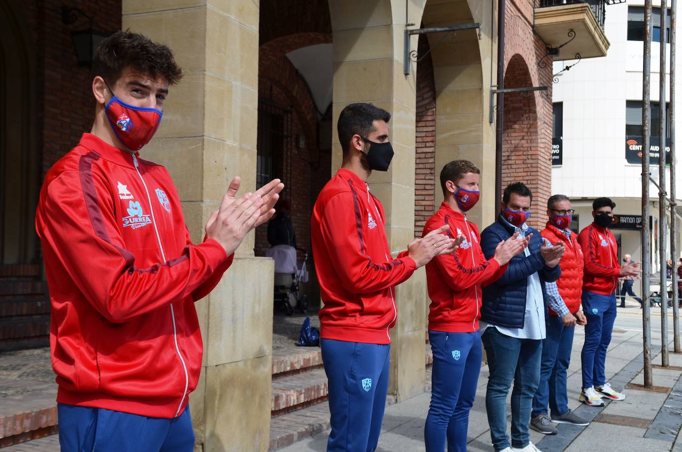 La alcaldesa, Elisa Garrido, ha recibido en el Ayuntamiento a una representación del club rojillo para felicitarles por su ascenso a la Liga PRO. 