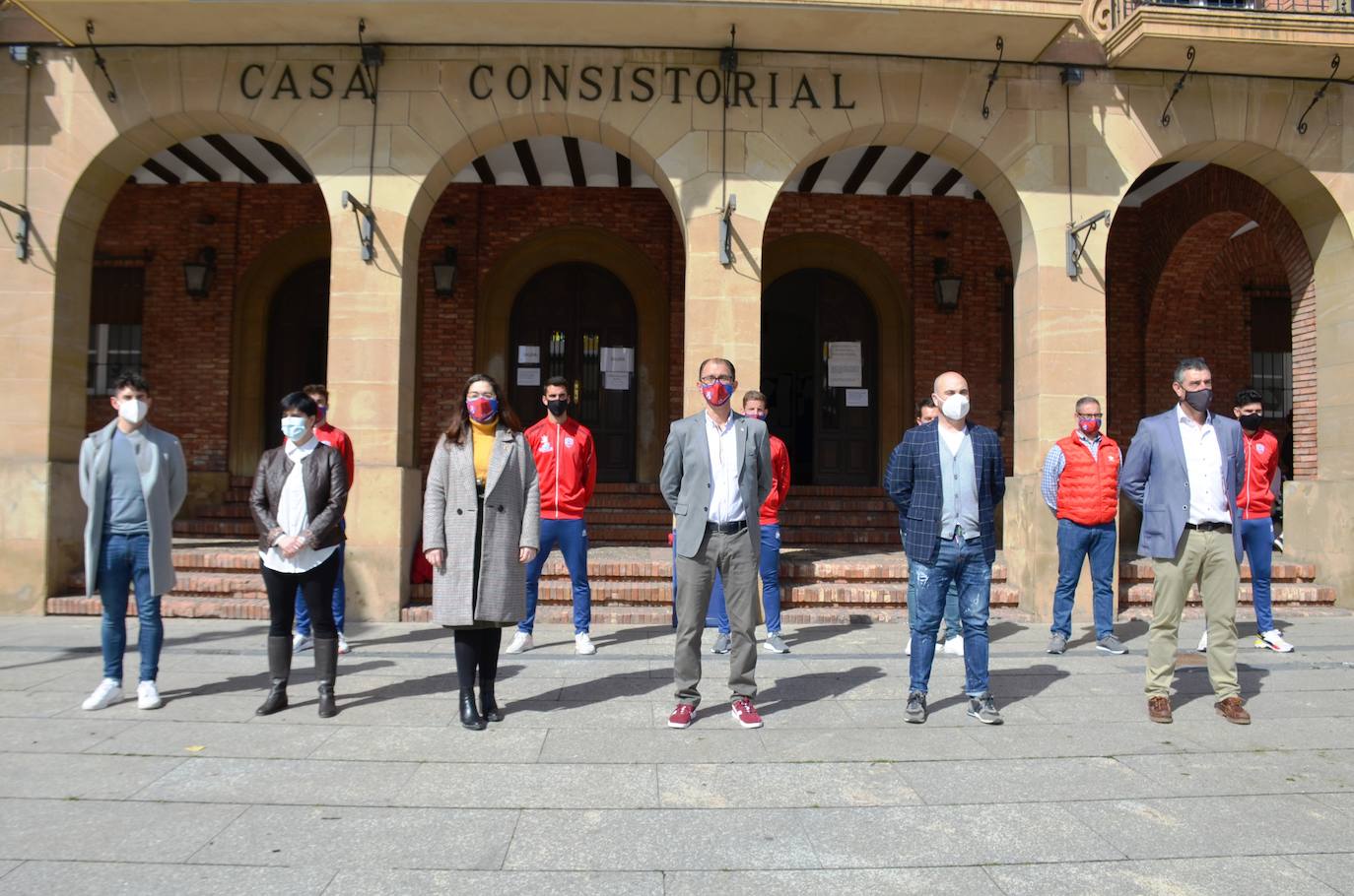 La alcaldesa, Elisa Garrido, ha recibido en el Ayuntamiento a una representación del club rojillo para felicitarles por su ascenso a la Liga PRO. 