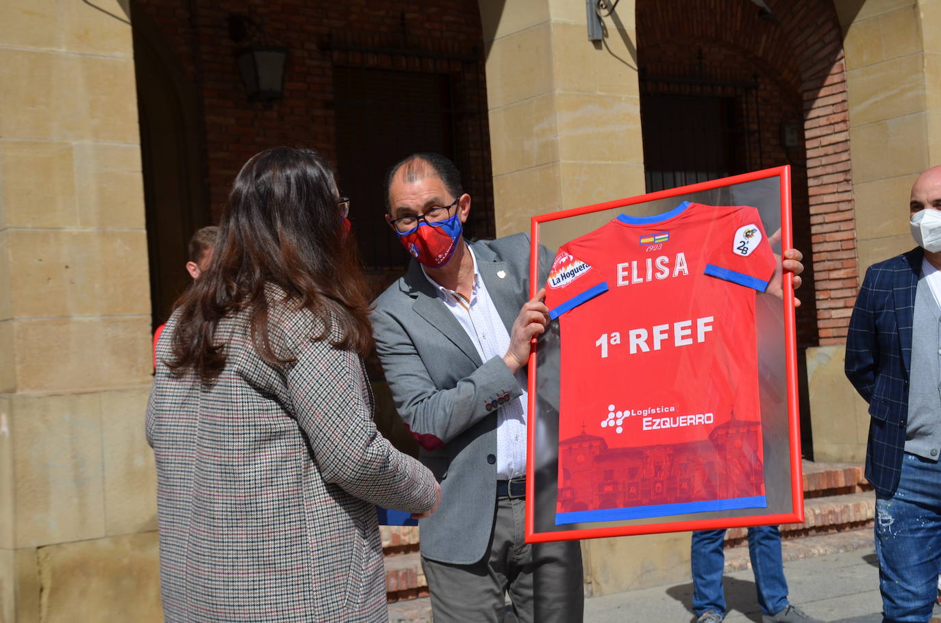 La alcaldesa, Elisa Garrido, ha recibido en el Ayuntamiento a una representación del club rojillo para felicitarles por su ascenso a la Liga PRO. 