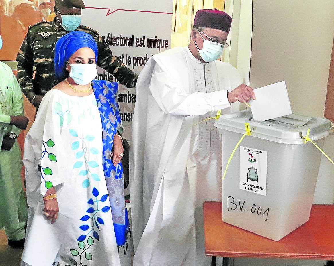 Urnas. Mahamadou Issoufou vota en un colegio electoral en Níger tras completar dos legislaturas. 