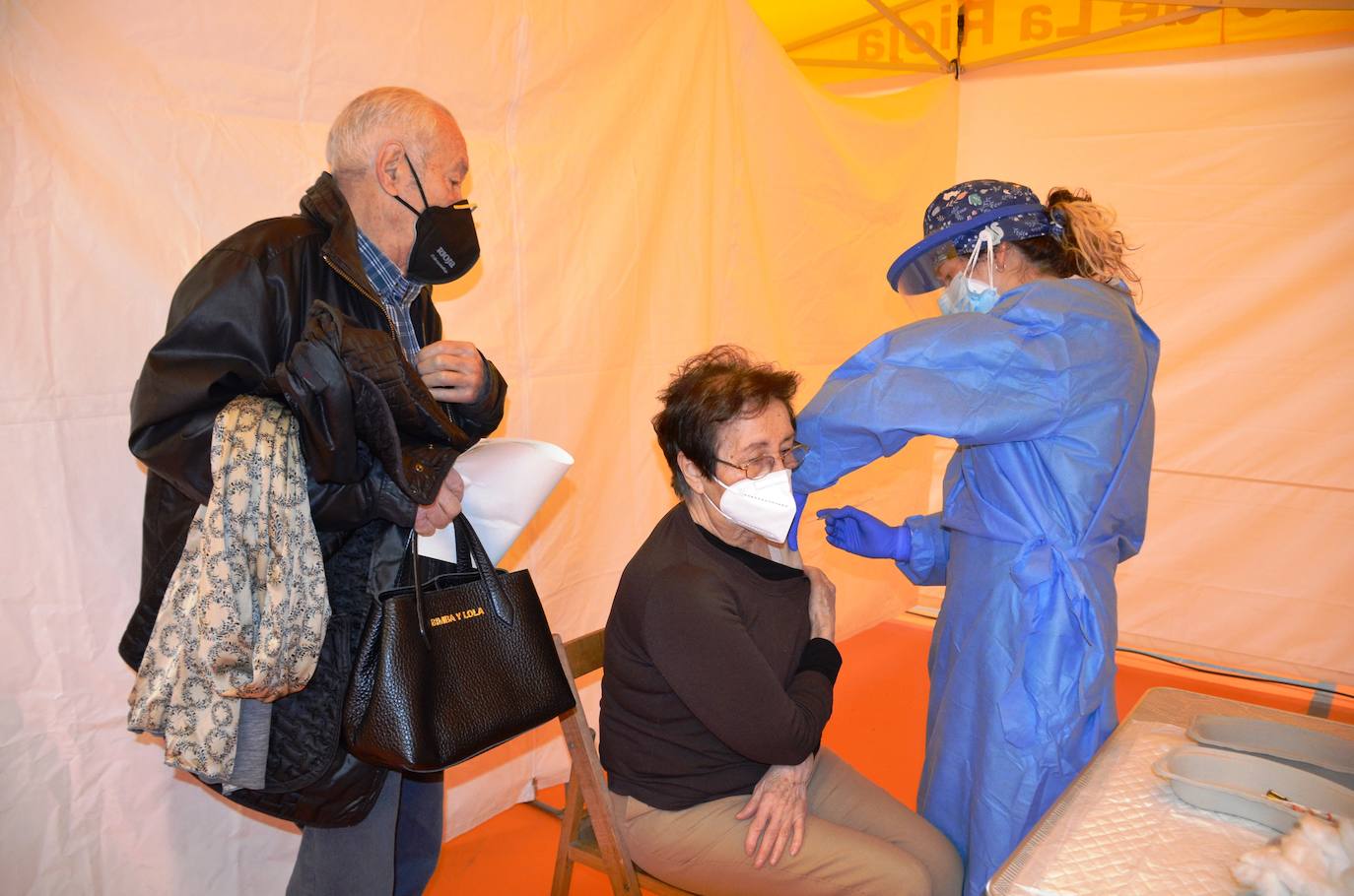 Fotos: Salud pondrá hoy más de 1.200 dosis a las personas mayores de 80 años de la comarca de Calahorra