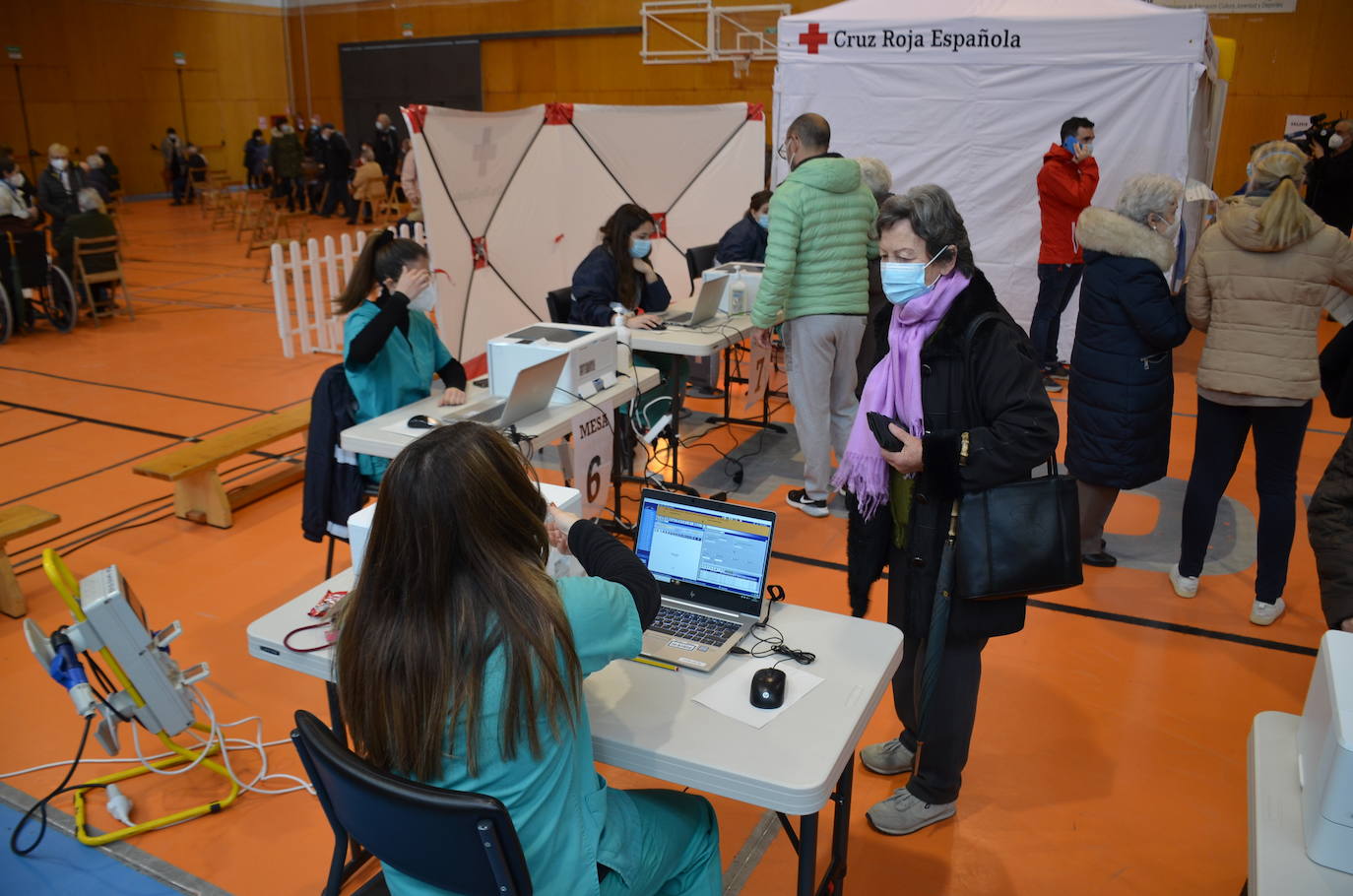 Fotos: Salud pondrá hoy más de 1.200 dosis a las personas mayores de 80 años de la comarca de Calahorra