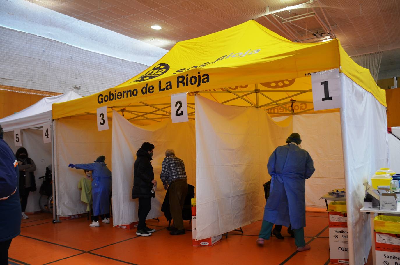 Fotos: Salud pondrá hoy más de 1.200 dosis a las personas mayores de 80 años de la comarca de Calahorra