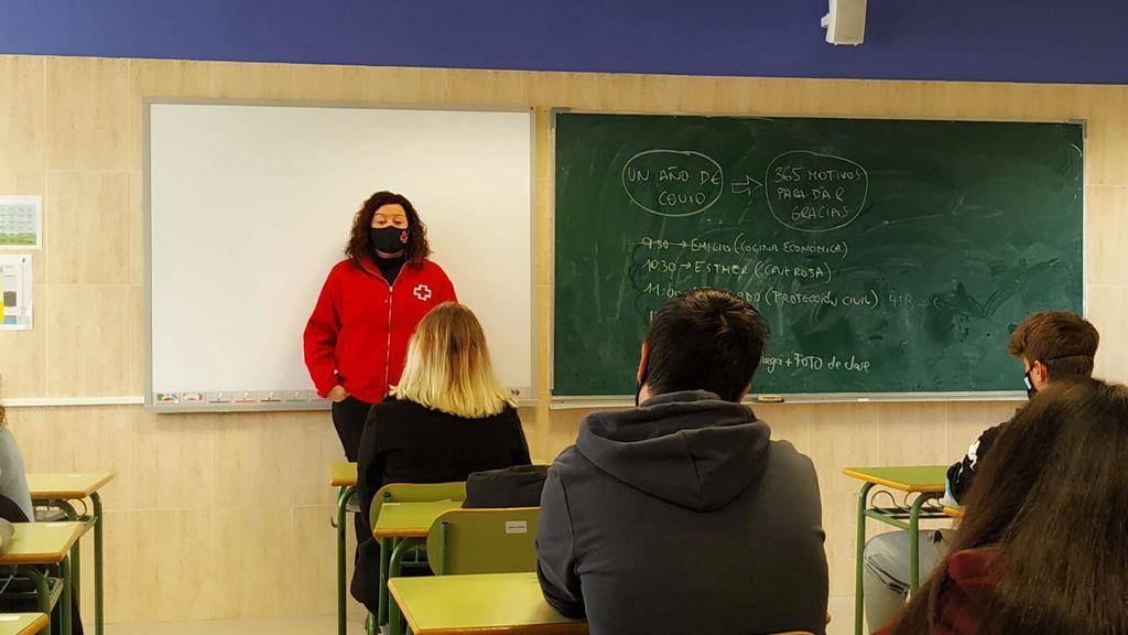 El colegio Santa María homenajea a los trabajadores de primera línea de la pandemia. Miembros de Protección Civil, Guardia Civil, Rioja Salud, Bomberos, Cruz Roja, Policía Local, Policía Nacional y UME acudieron al centro.