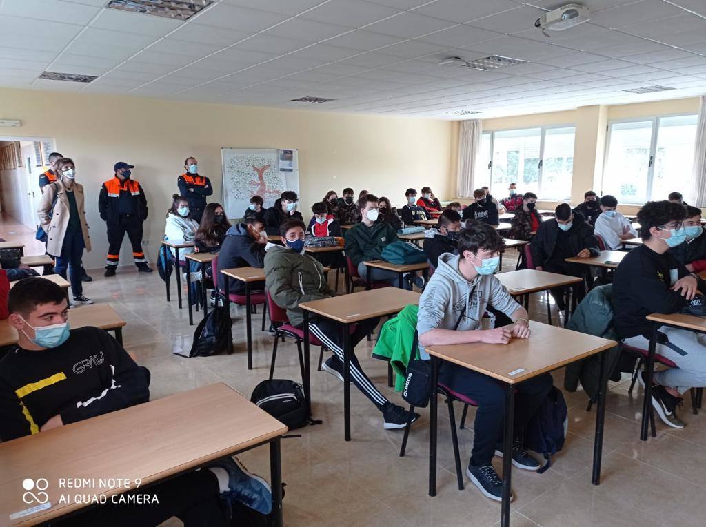 El colegio Santa María homenajea a los trabajadores de primera línea de la pandemia. Miembros de Protección Civil, Guardia Civil, Rioja Salud, Bomberos, Cruz Roja, Policía Local, Policía Nacional y UME acudieron al centro.