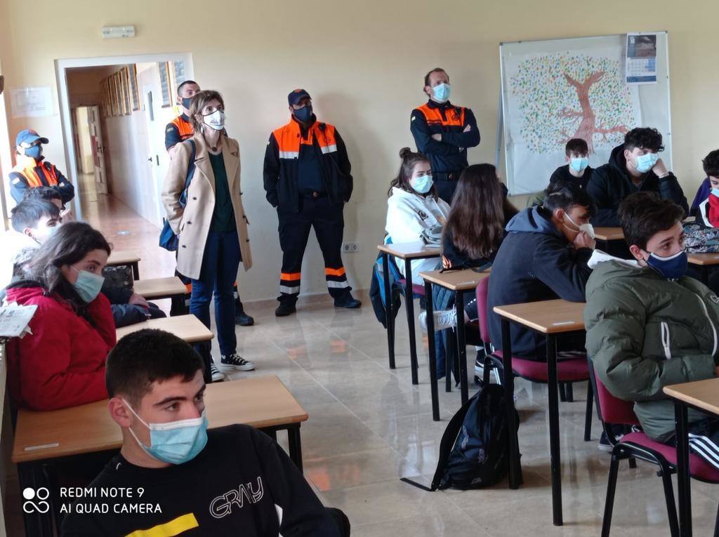 El colegio Santa María homenajea a los trabajadores de primera línea de la pandemia. Miembros de Protección Civil, Guardia Civil, Rioja Salud, Bomberos, Cruz Roja, Policía Local, Policía Nacional y UME acudieron al centro.