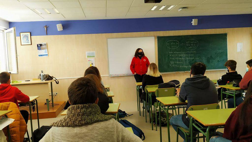 El colegio Santa María homenajea a los trabajadores de primera línea de la pandemia. Miembros de Protección Civil, Guardia Civil, Rioja Salud, Bomberos, Cruz Roja, Policía Local, Policía Nacional y UME acudieron al centro.