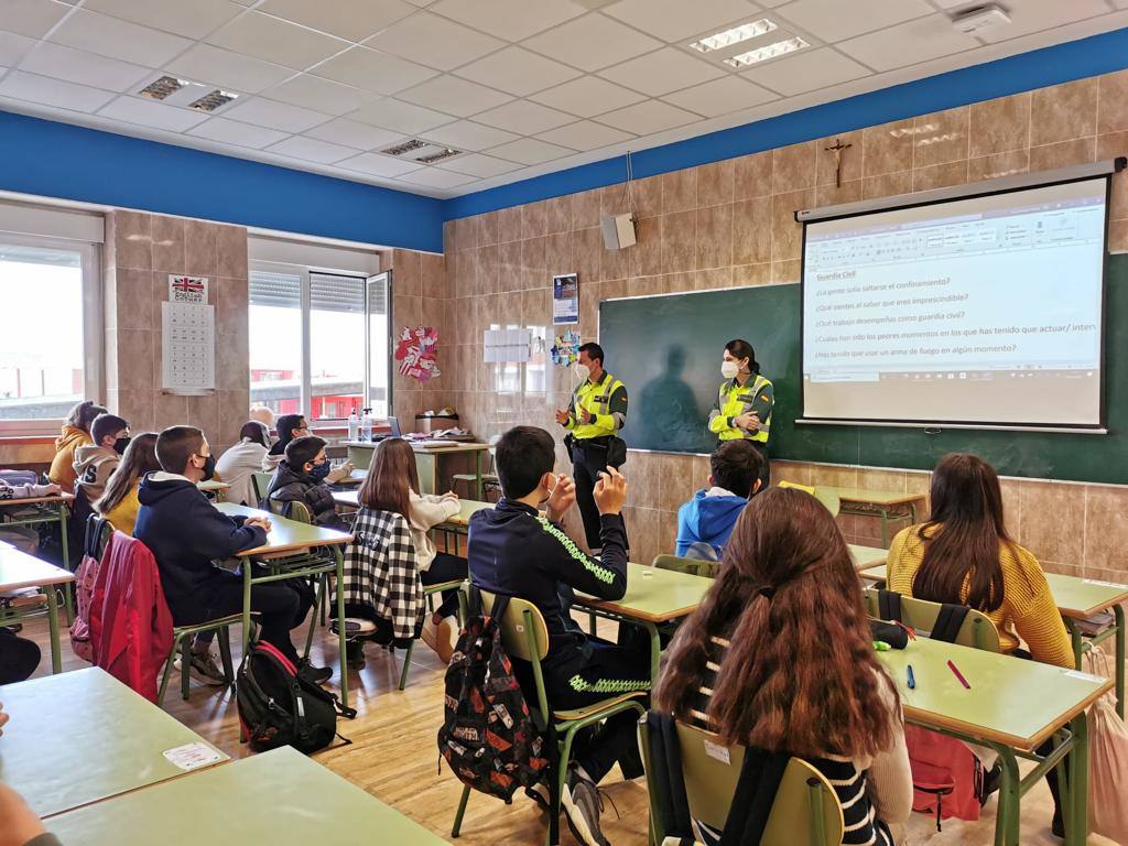 El colegio Santa María homenajea a los trabajadores de primera línea de la pandemia. Miembros de Protección Civil, Guardia Civil, Rioja Salud, Bomberos, Cruz Roja, Policía Local, Policía Nacional y UME acudieron al centro.