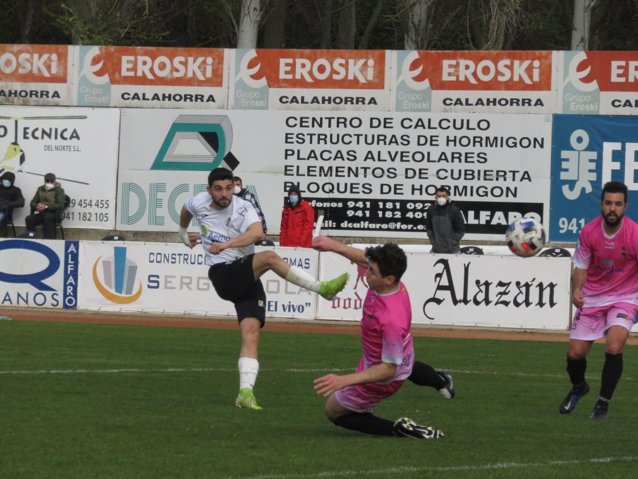 Óscar dispara a portería. El balón acabo en las redes del Agoncillo. Era el segundo gol. 