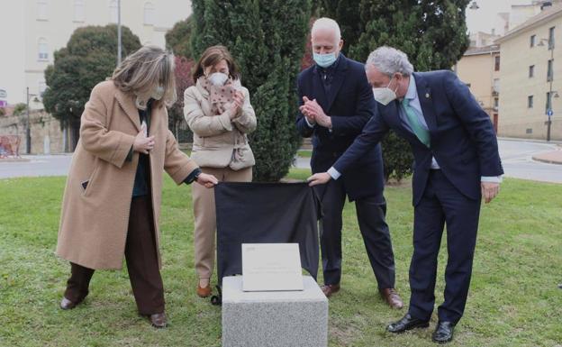 Momento en el que se ha descubierto la placa conmemorativa. 