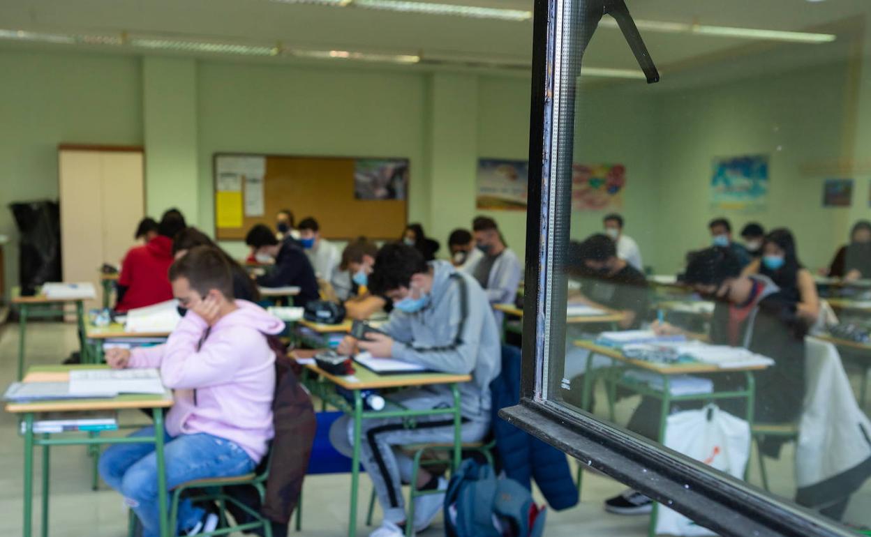 Alumnos de Marianistas, en un aula con las ventanas abiertas durante este curso 