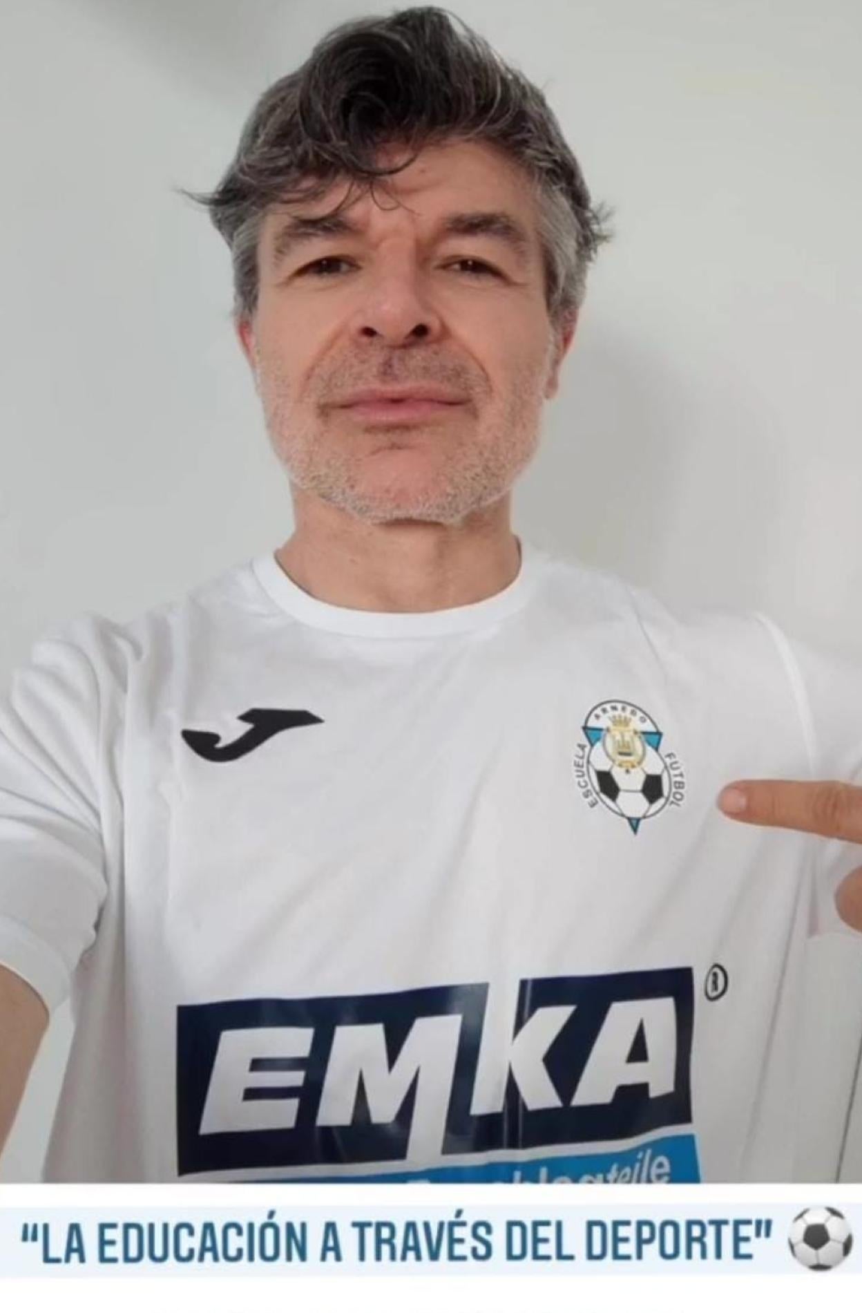 Nacho Guerreros viste la camiseta de la Escuela de Fútbol de Arnedo para apoyar su iniciativa solidaria