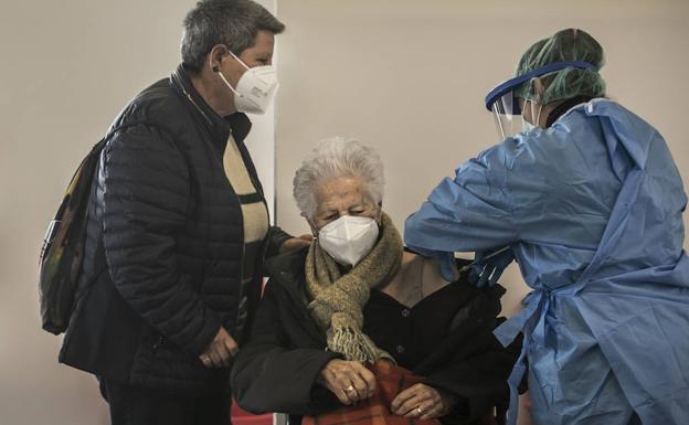 victorina Montenegro, en el Palacio de los Deportes de Logroño recibiendo la primera dosis de la vacuna contra el COVID. 