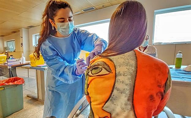 Vacunación de personal docente en el San Pedro con la vacuna AstraZeneca. 