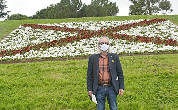 El concejal de Medio Ambiente, José Manuel Zúñiga, en la rotonda de la ''Ñ' este martes. 