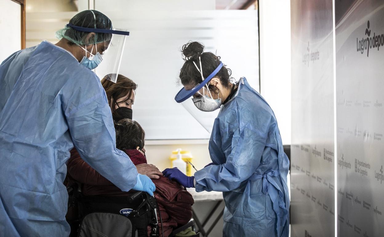 Imagen de archivo del pasado 19 de febrero cuando comenzó la vacunación de los grandes dependientes en el Palacio de los Deportes, en Logroño. 