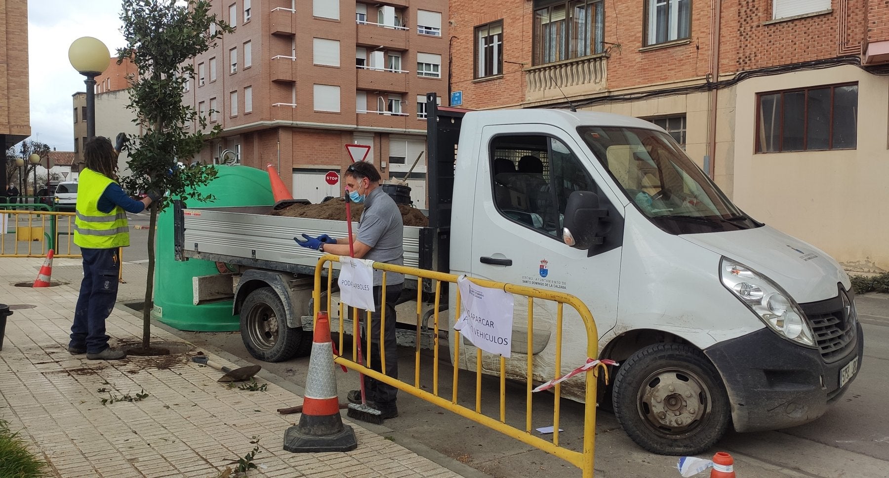 Operarios de la brigada de Obras y Servicios, en labores de plantación el pasado miércoles. 