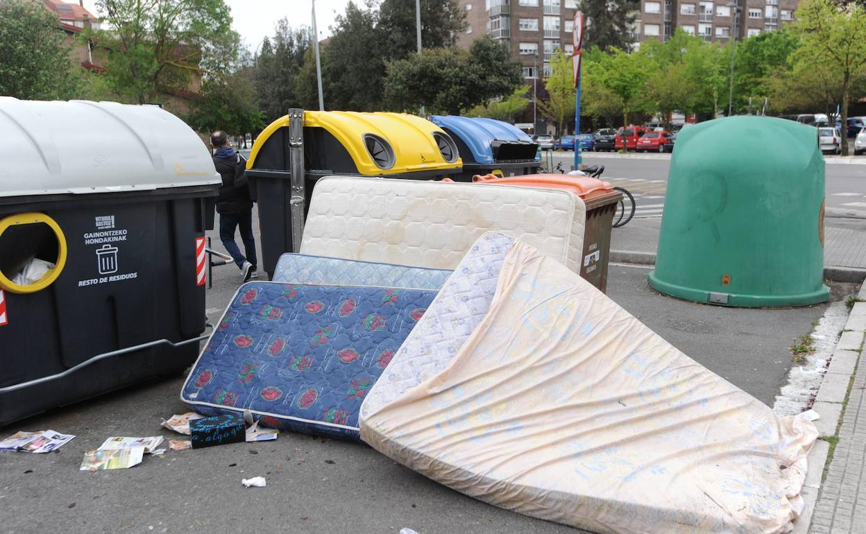 Colchones usados junto a la basura en una calle de Vitoria-Gasteiz. 