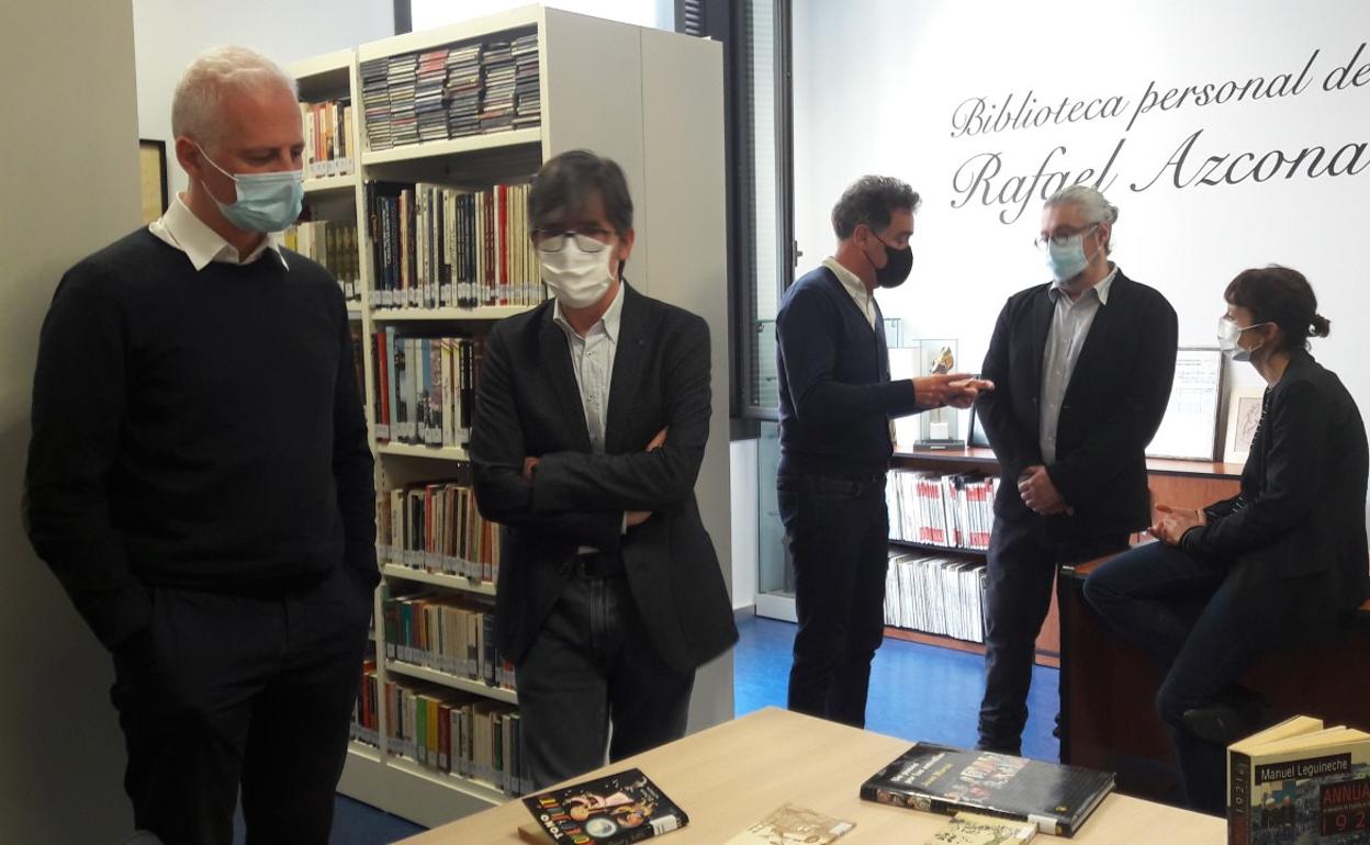 Pablo Hermoso de Mendoza y Bernardo Sánchez en la biblioteca. 