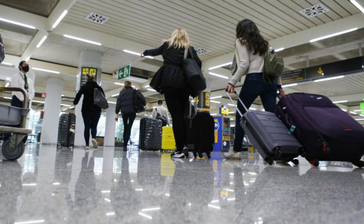 Turistas alemanes en el aeropuerto de Mallorca. 