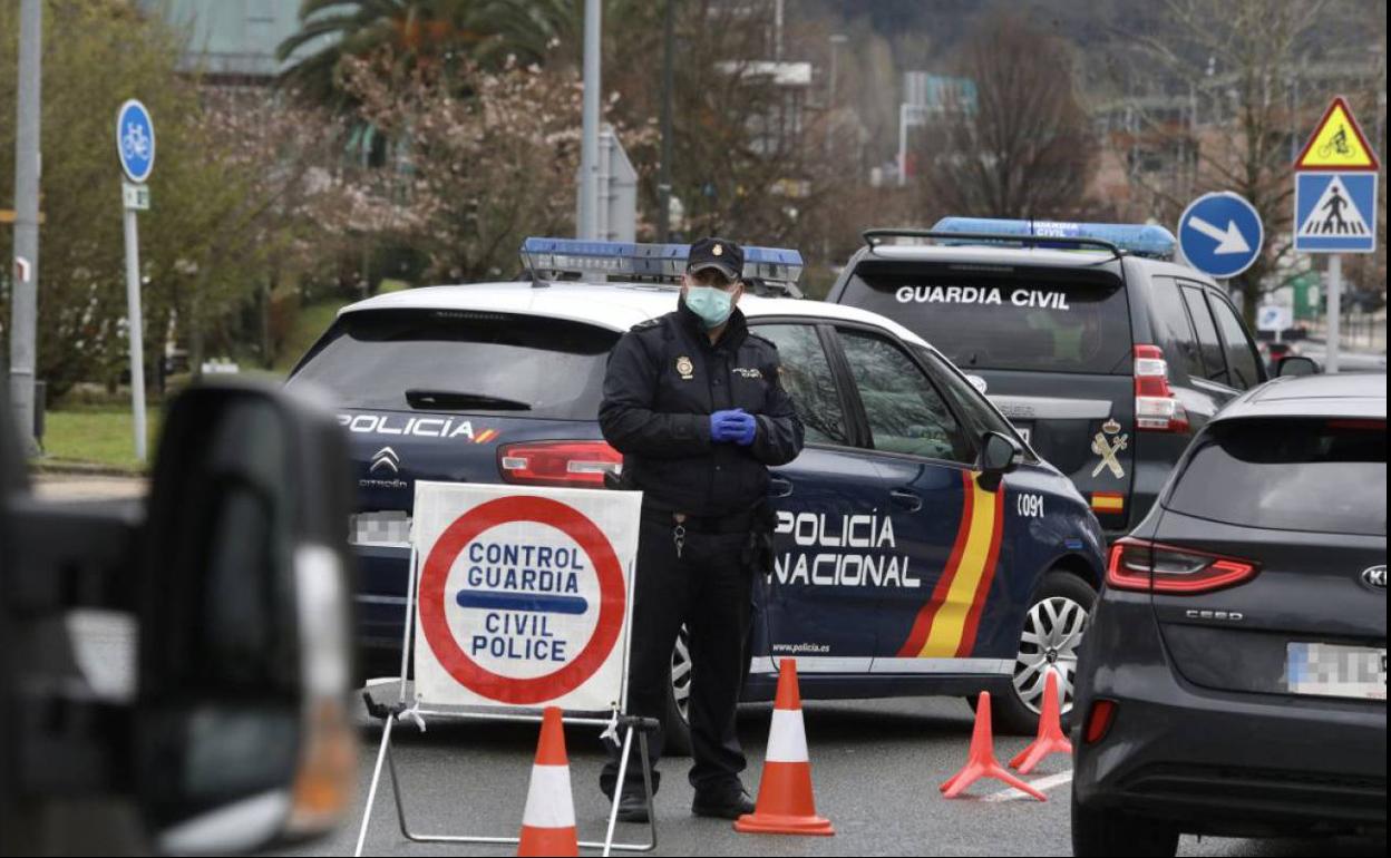 Imagen de un operativo policial para controlar la movilidad durante el estado de alarma.