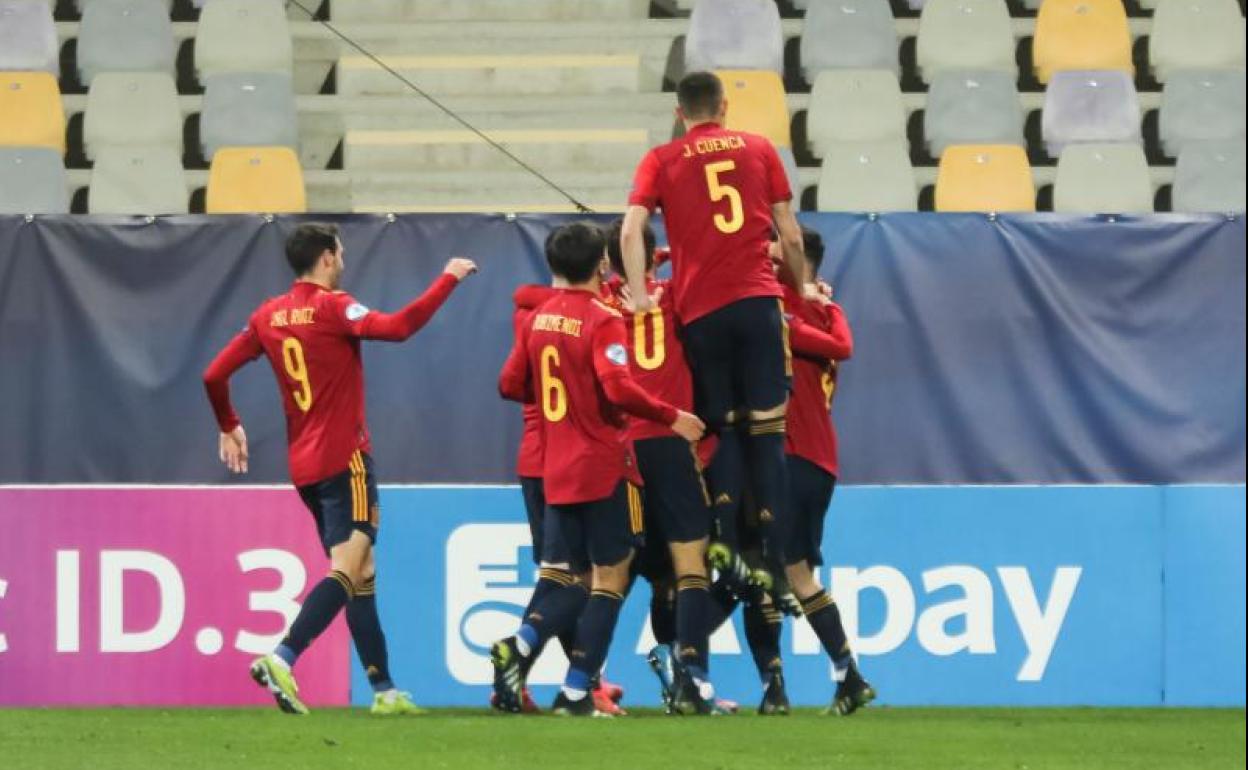 Los jugadores españoles celebran uno de los tres goles a Eslovenia.