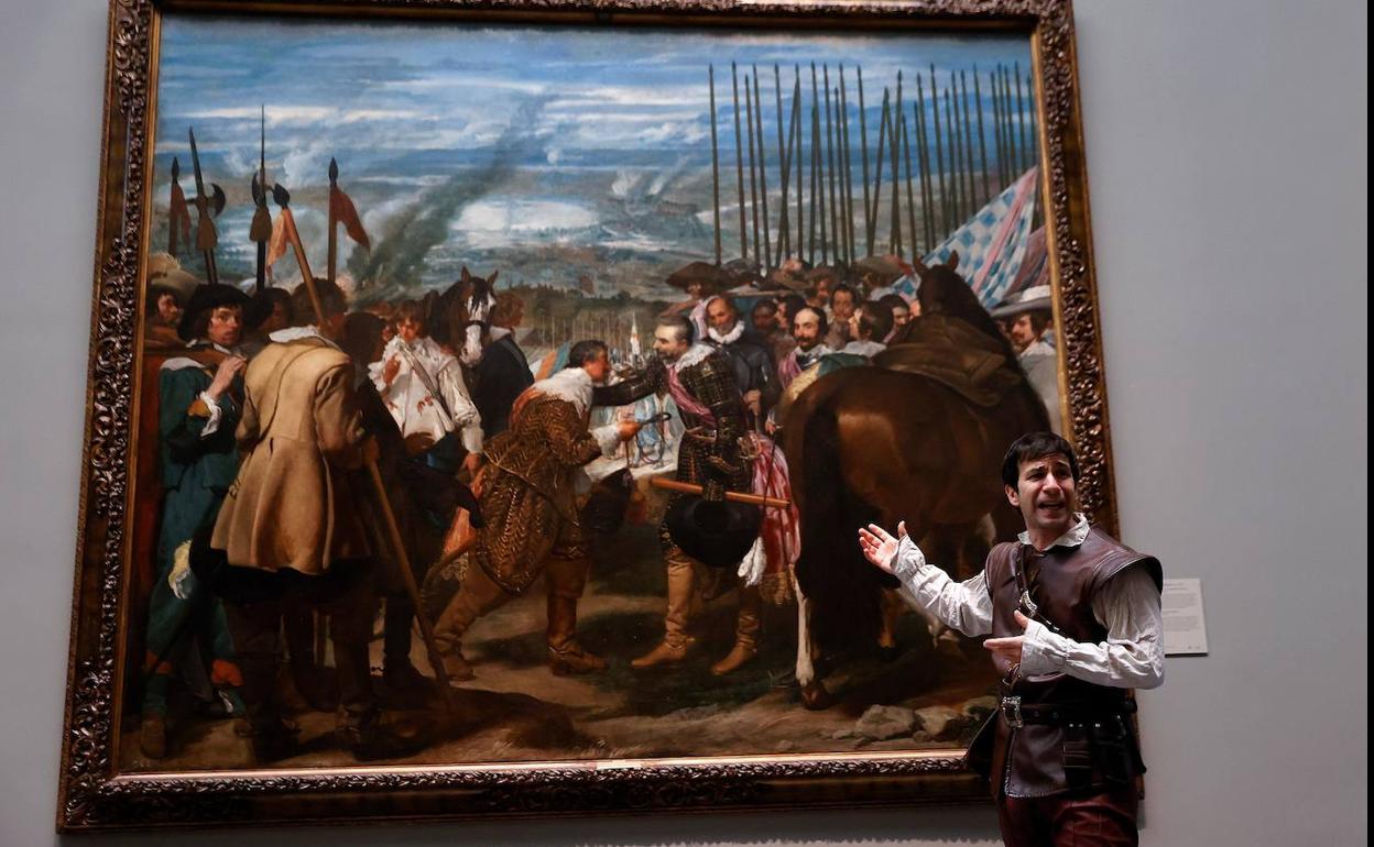 El actor Daniel Ortiz actuando ante 'Las lanzas' de Velázquez.