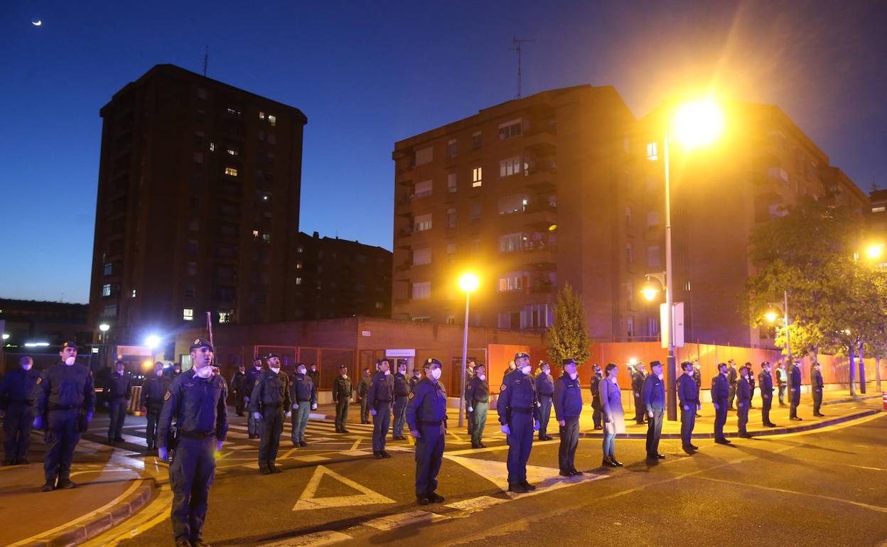 Policía y Guardia Civil rindieron homenaje a Gayoso en plena calle en un emotivo acto tras conocerse su fallecimiento.