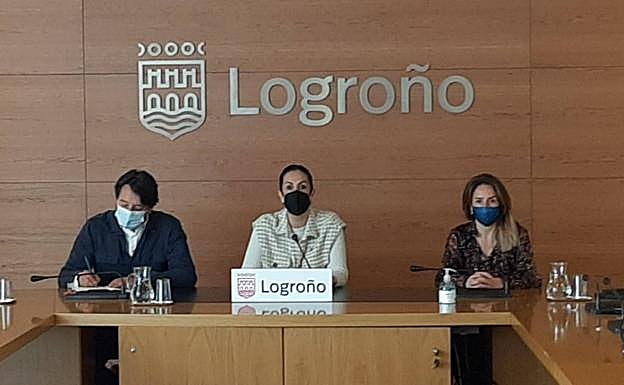 La concejala de Economía, Hacienda, Comercio y Turismo, Esmeralda Campos, en la comparecencia ante los medios, en la que ha estado acompañada por el presidente de la Comisión de Comercio de la Cámara, Fernando Cortezón, y la secretaria general de FER Comercio, Adelaida Alútiz. 