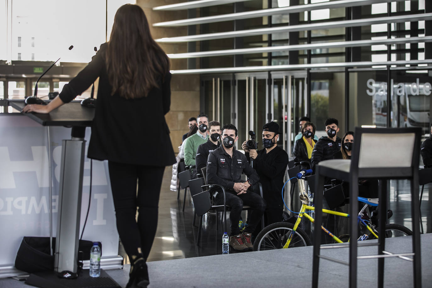 En Riojaforum estuvo acompañado por su familia, su equipo, patrocinadores, autoridades y algunos medios de comunicación