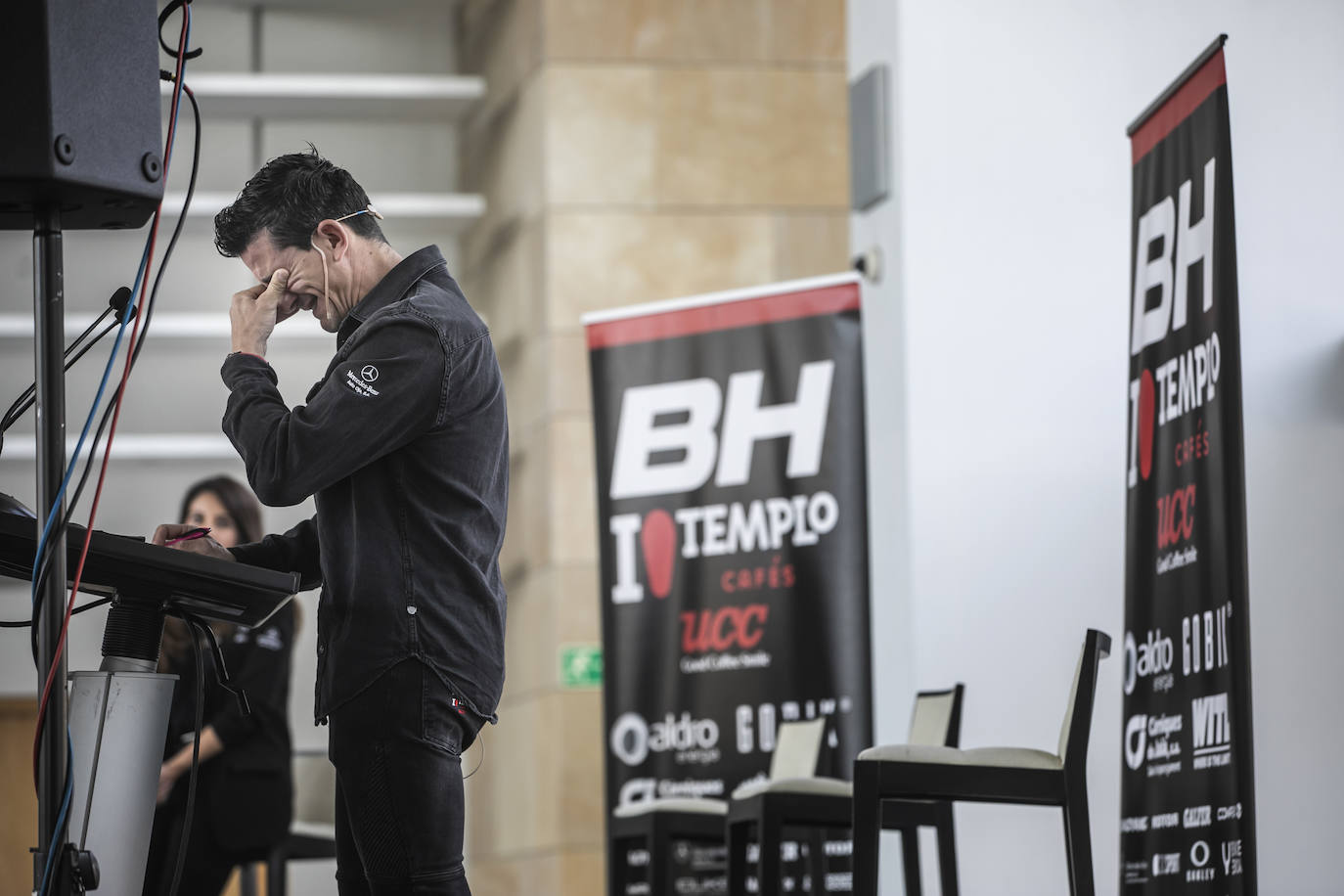 En Riojaforum estuvo acompañado por su familia, su equipo, patrocinadores, autoridades y algunos medios de comunicación