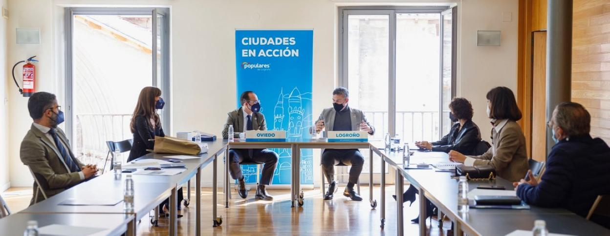 Concejales del PP de Oviedo y Logroño, con Conrado Escobar y Mario Arias, a la cabeza, ayer. 