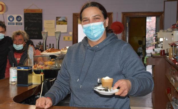 Candi, sirviendo un café en la barra del bar Gloria.