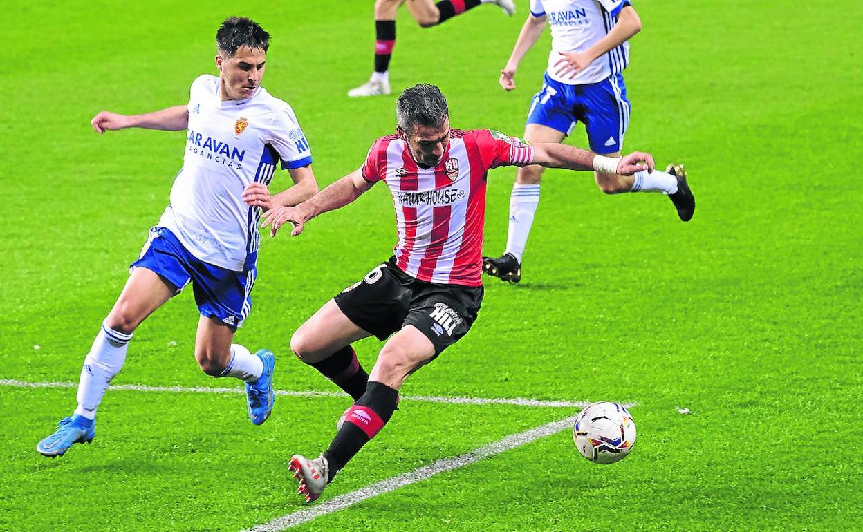 Iñaki se deja el balón atrás en pugna con Tejero. 