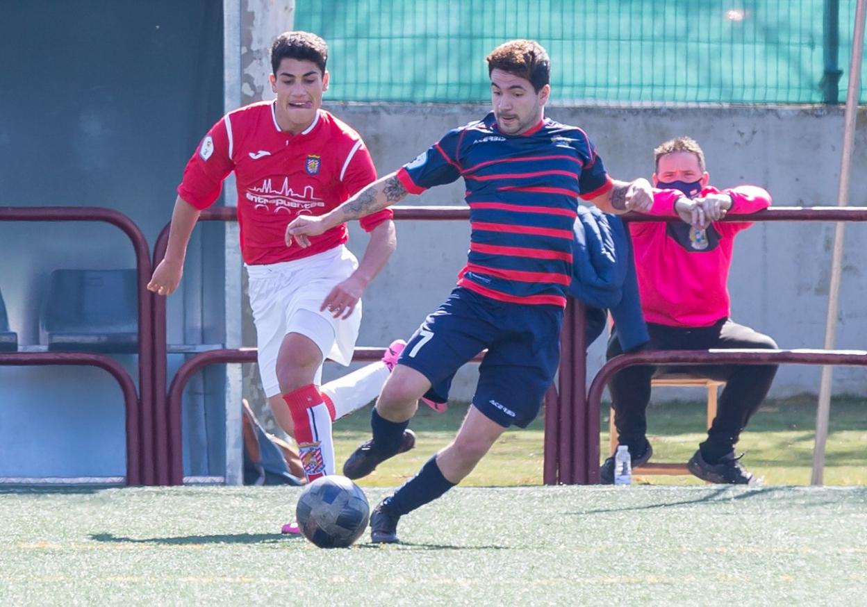 Duce conduce el cuero ante la presión de un jugador del Villegas. 