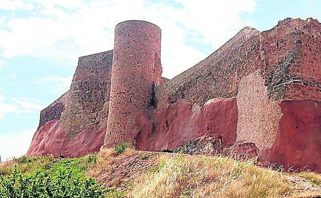 Imagen principal - Arriba, castillo al que el arqueólogo David Eguizábal ofrece visitas. Abajo, tiendas del Shopping Factoy y cuevas del Ajedrezado de Santa Eulalia Somera. 