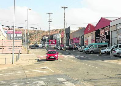 Imagen secundaria 1 - Arriba, castillo al que el arqueólogo David Eguizábal ofrece visitas. Abajo, tiendas del Shopping Factoy y cuevas del Ajedrezado de Santa Eulalia Somera. 