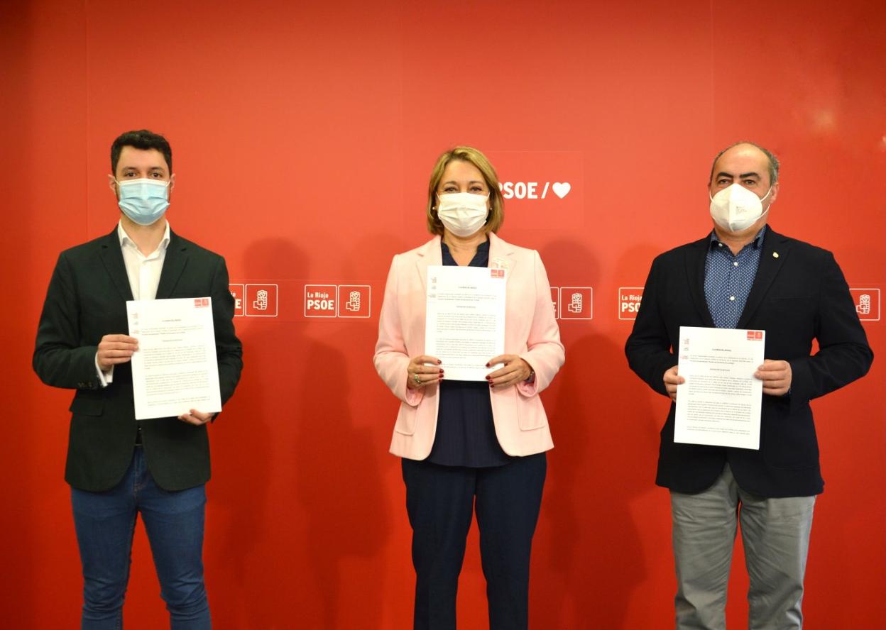Victoria de Pablo, flanqueada por Raúl Díaz y Pedro Montalvo. 