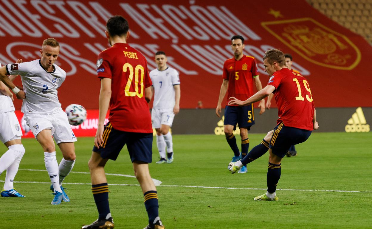 Dani Olmo marca el gol que inauguró el marcador. 