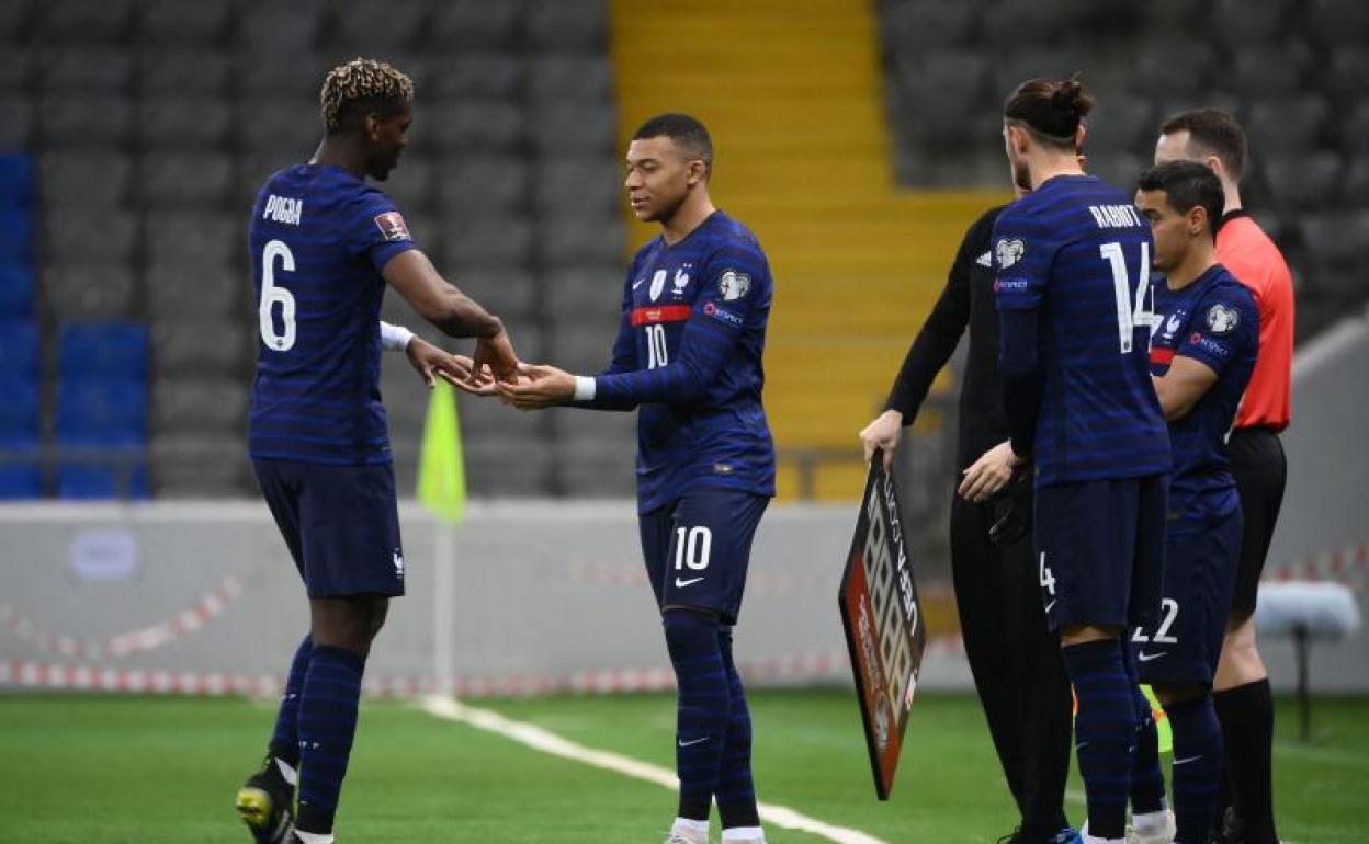 Mbappé releva a Pogba durante el Kazajistán-Francia clasificatorio para el Mundial de Catar. 