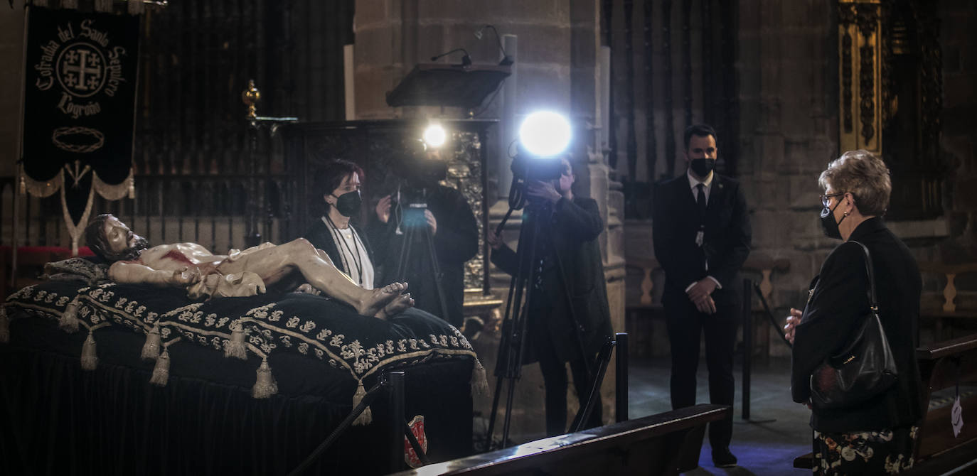 Fotos: Silencio y recogimiento en la limpieza del Cristo del Santo Sepulcro