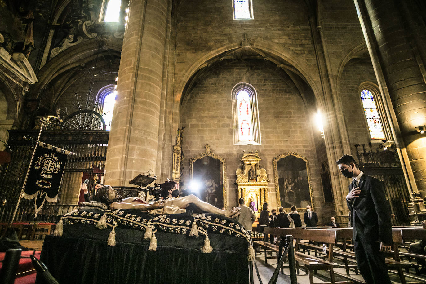 Fotos: Silencio y recogimiento en la limpieza del Cristo del Santo Sepulcro