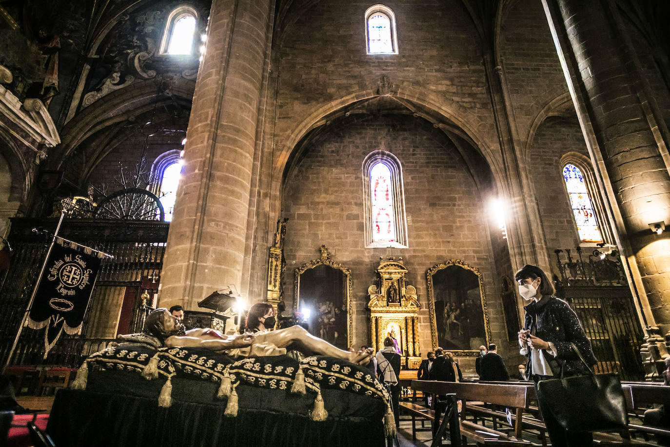 Fotos: Silencio y recogimiento en la limpieza del Cristo del Santo Sepulcro