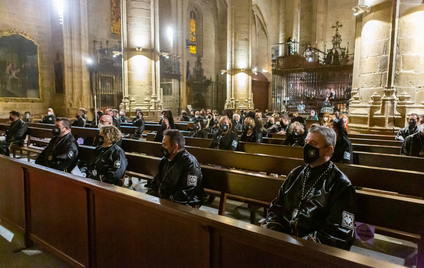 En La Redonda, la Cofradía de la Virgen de la Soledad realizó el Miércoles Santo el acto denominado 'Los siete encuentros con la madre'.