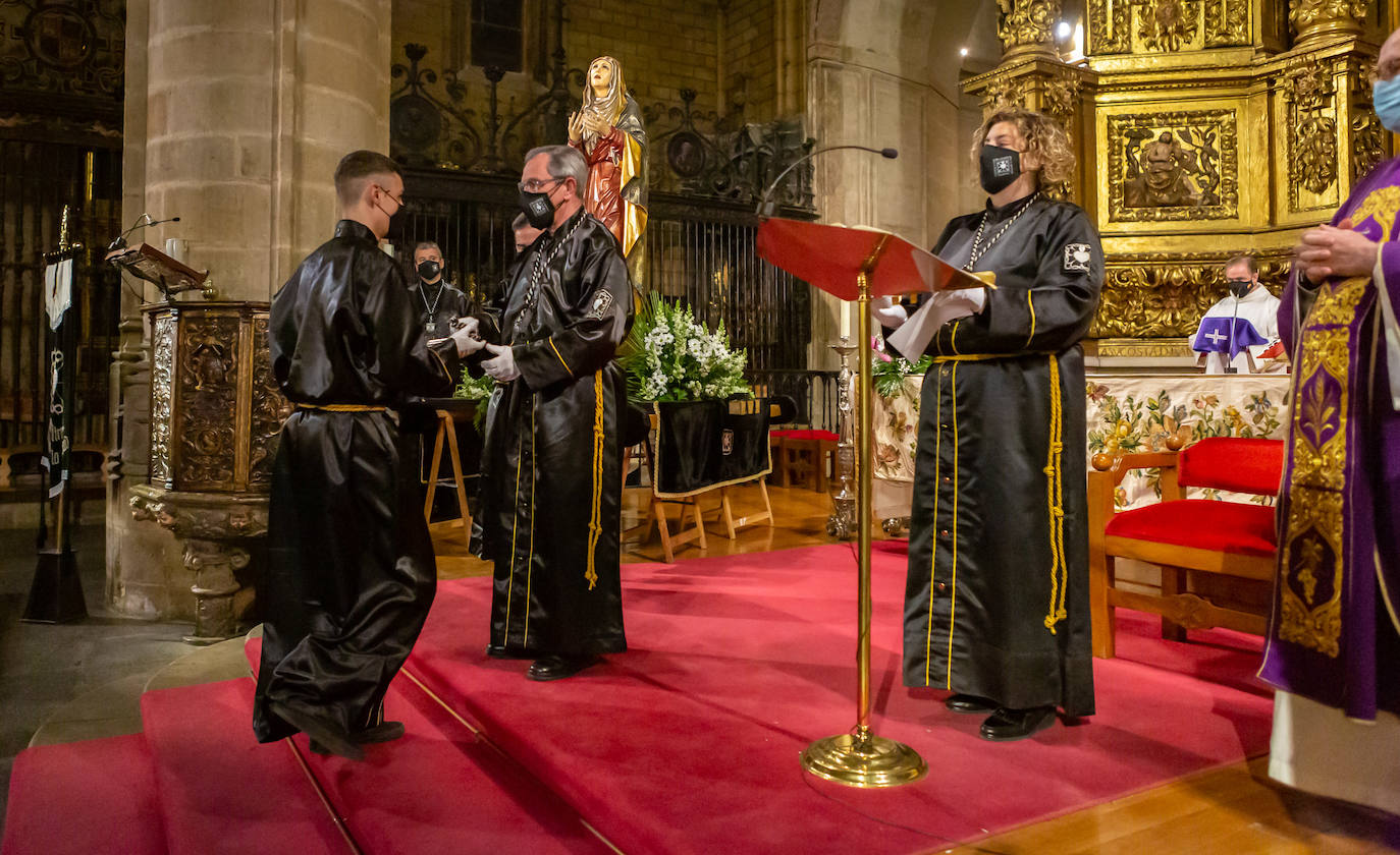 En La Redonda, la Cofradía de la Virgen de la Soledad realizó el Miércoles Santo el acto denominado 'Los siete encuentros con la madre'.