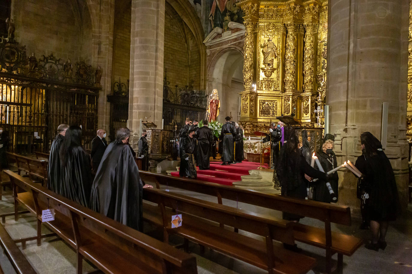 En La Redonda, la Cofradía de la Virgen de la Soledad realizó el Miércoles Santo el acto denominado 'Los siete encuentros con la madre'.