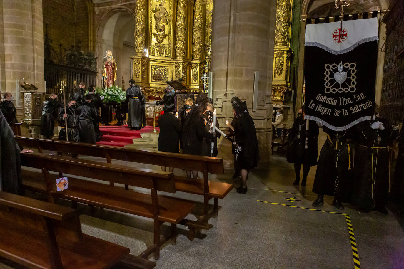 En La Redonda, la Cofradía de la Virgen de la Soledad realizó el Miércoles Santo el acto denominado 'Los siete encuentros con la madre'.