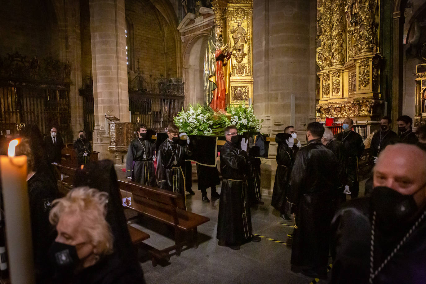 En La Redonda, la Cofradía de la Virgen de la Soledad realizó el Miércoles Santo el acto denominado 'Los siete encuentros con la madre'.