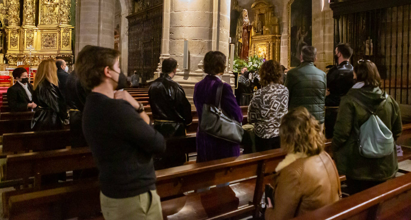 En La Redonda, la Cofradía de la Virgen de la Soledad realizó el Miércoles Santo el acto denominado 'Los siete encuentros con la madre'.