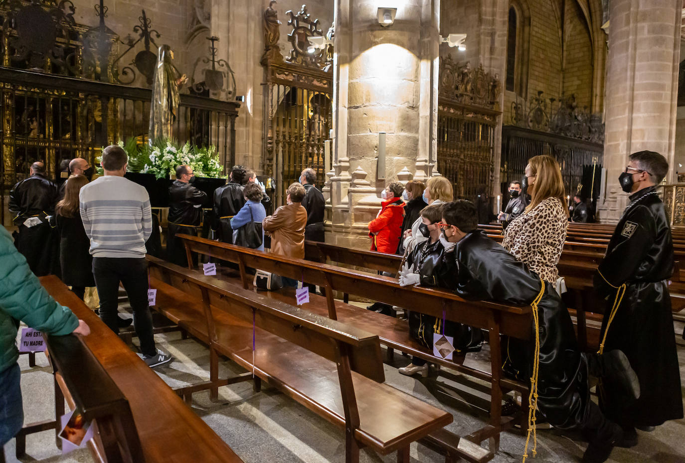 En La Redonda, la Cofradía de la Virgen de la Soledad realizó el Miércoles Santo el acto denominado 'Los siete encuentros con la madre'.